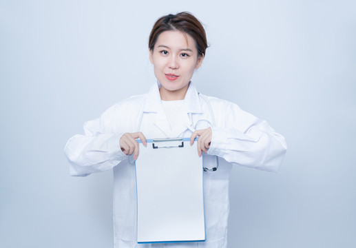 雙手拿著空白文件夾的女醫(yī)生