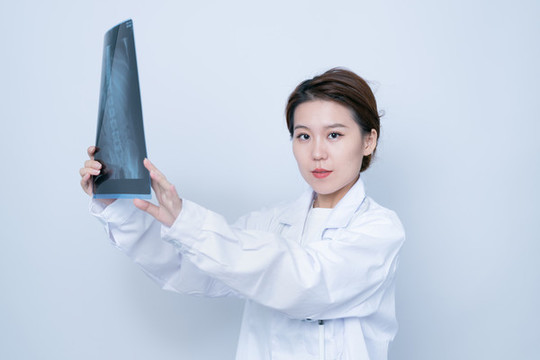 查看X光照片的女醫(yī)生