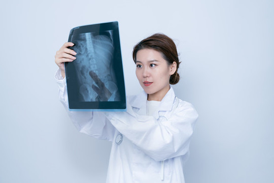 查看X光照片的女醫(yī)生