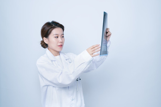 查看X光照片的女醫(yī)生