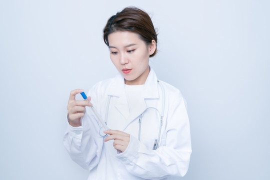 手持實驗樣本的女醫(yī)生形象