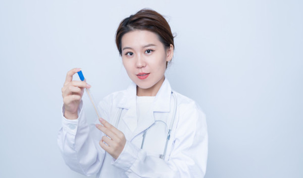 手持檢測(cè)樣本的女醫(yī)生形象