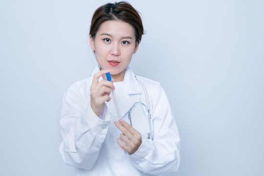 手持檢測樣本的女醫(yī)生形象