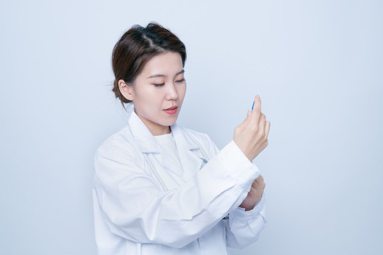 手持檢測樣本的女醫(yī)生形象