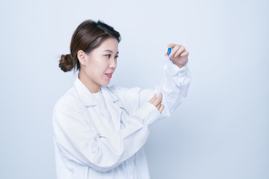 手持檢測樣本的女醫(yī)生形象