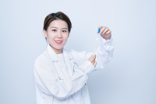 手持檢測樣本的女醫(yī)生形象