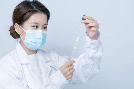 手持實驗樣本的女醫(yī)生形象