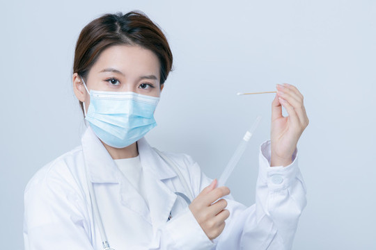 手持實(shí)驗(yàn)樣本的女醫(yī)生形象