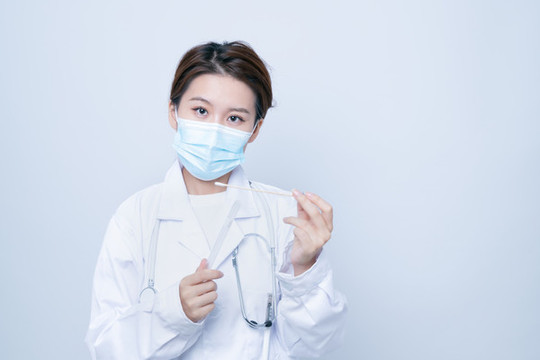穿白褂做試驗檢測的年輕女性