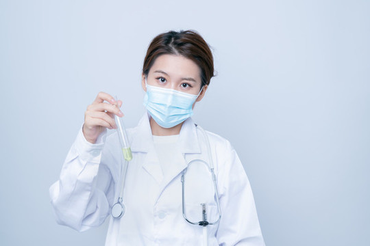 拿著試管的白大褂女性