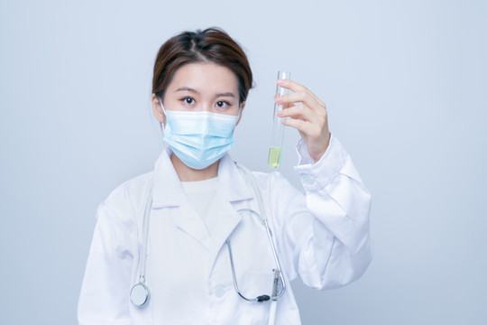 拿著試管的實驗室女性形象