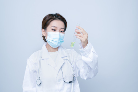 拿著試管的實驗室女性形象