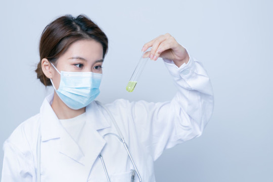 拿著試管的實驗室女性形象