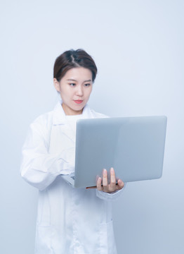 筆記本電腦前辦公的女醫(yī)生