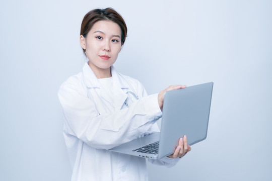 筆記本電腦前辦公的女醫(yī)生