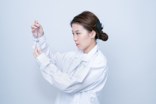 手拿注射器和疫苗瓶的女醫(yī)生