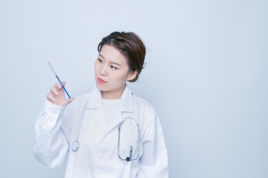 女醫(yī)生手持注射器