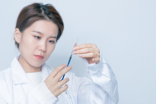 女醫(yī)生手持注射器