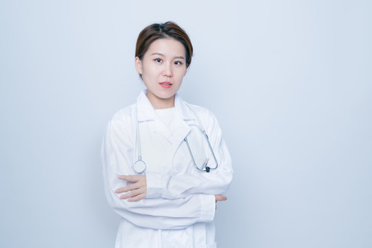 自信的雙手抱胸的醫(yī)生形象