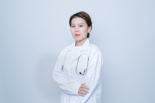 雙手抱胸的醫(yī)生形象