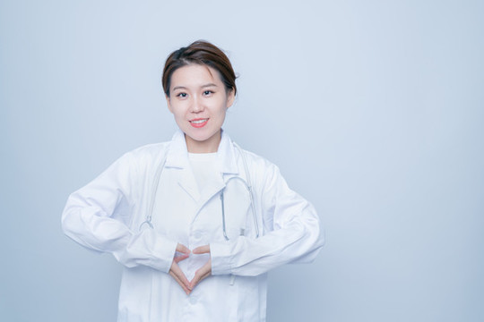 比愛心手勢的女醫(yī)生