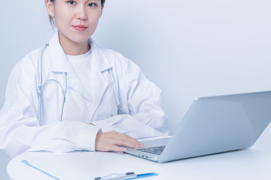 女醫(yī)生使用筆記本電腦特寫(xiě)
