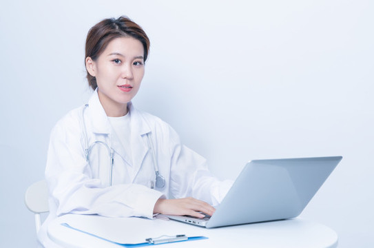 女醫(yī)生使用筆記本電腦