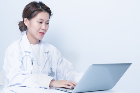 女醫(yī)生使用筆記本電腦