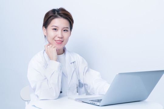 女醫(yī)生使用筆記本電腦工作