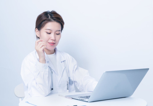 女醫(yī)生使用筆記本電腦工作