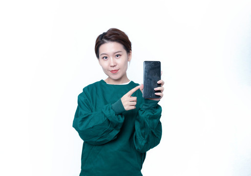 展示手機屏幕的醫(yī)療年輕女性