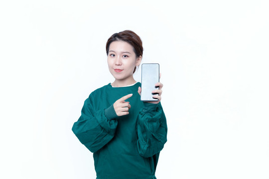 展示手機屏幕的醫(yī)療年輕女性