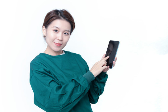 操作手機的醫(yī)療女性形象