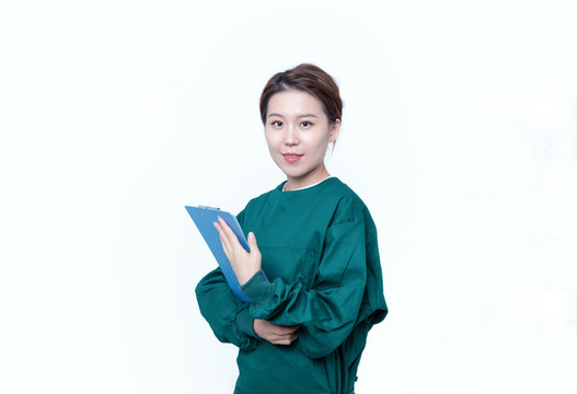 一次性手術服的女性手持文件夾