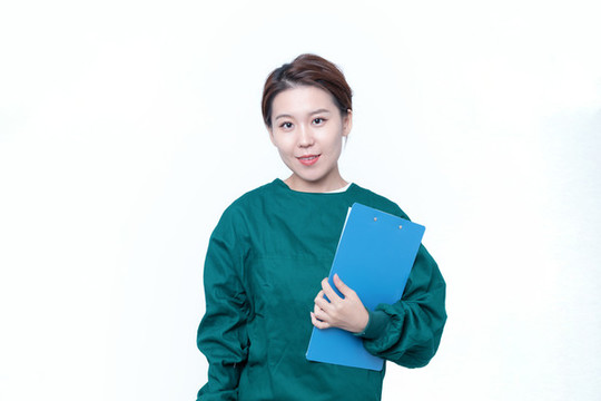 一次性手術服的女性手持文件夾