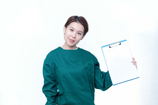 一次性手術(shù)服的女性手持文件夾