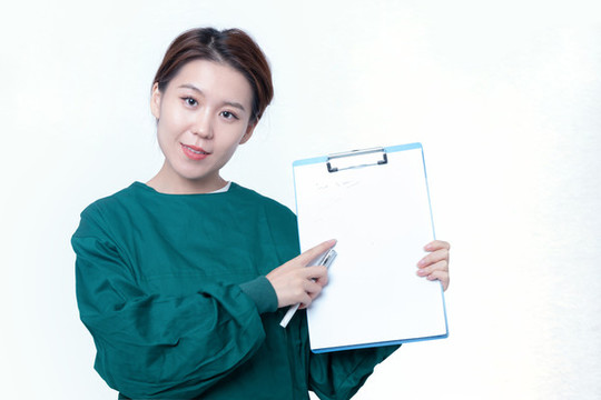 一次性手術服的女性手持文件夾