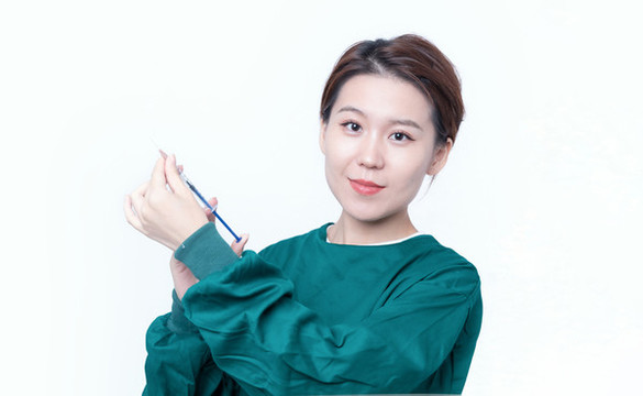手術(shù)服手持注射器的女性