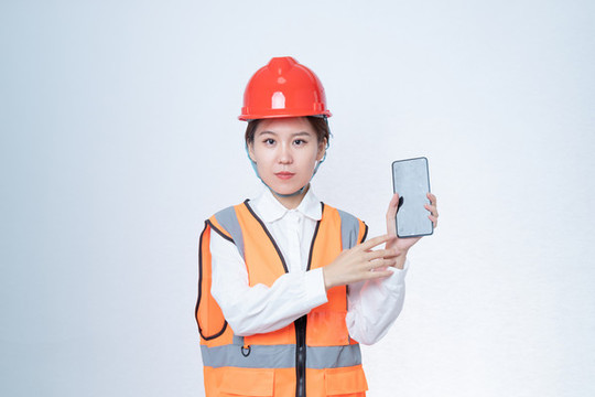 戴著安全帽女性展示手機(jī)