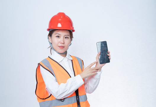 戴著安全帽女性展示手機(jī)