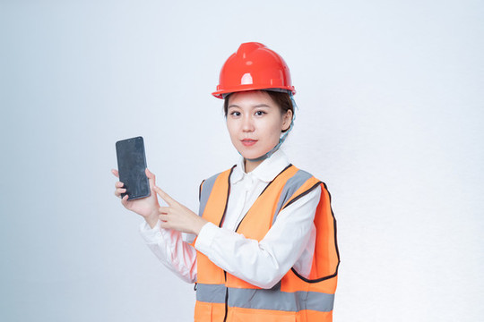 戴著安全帽女性展示手機(jī)