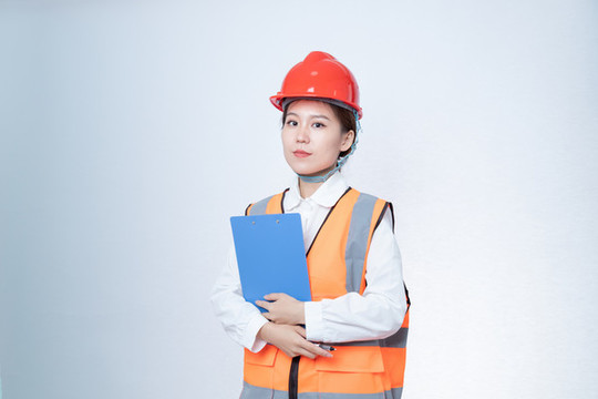 抱著文件的女工程師形象