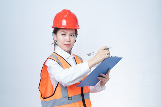 書寫文件的女工程師肖像
