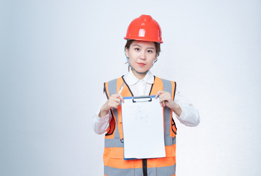 安全帽女性雙手持文件夾