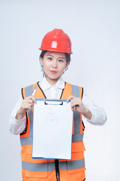 安全帽女性雙手持空白文件展示