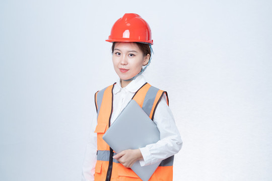 手持筆記本電腦的女工程師