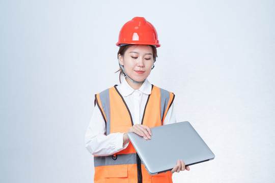 使用筆記本電腦的女工程師