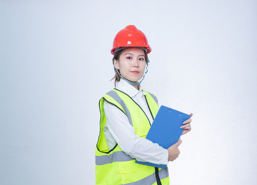戴著安全帽的女工程師