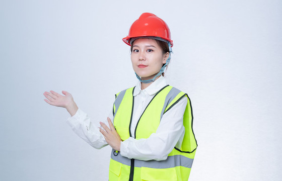 白色背景下的女工程師