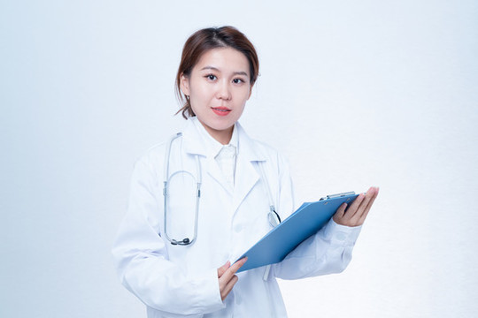 拿著文件夾的女性醫(yī)生形象